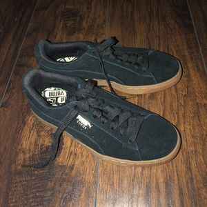 All black puma sneakers